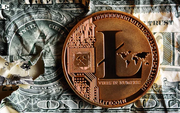 Llitecoin na banknot Dolar Crushed piramidy — Zdjęcie stockowe