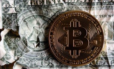 Bitcoin kırılmış Doları banknot üzerinde