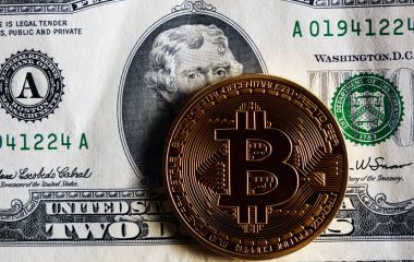 İki dolarlık banknot üzerinde bitcoin