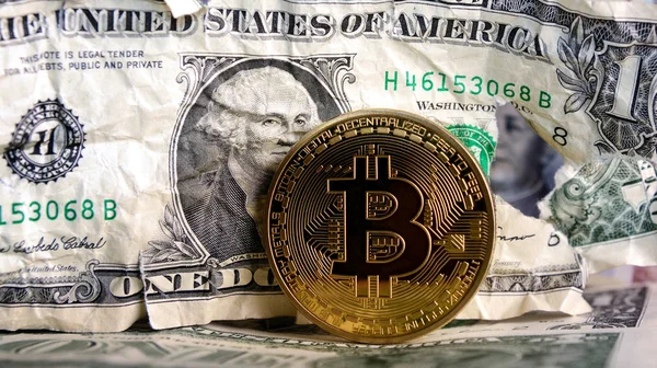 Bitcoin na líci bankovky dolaru drcený — Stock fotografie