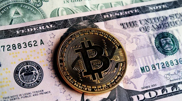 Bitcoin na pięć Dolar banknotów — Zdjęcie stockowe