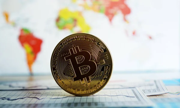 Bitcoin-Währung auf einer Weltkarte Stockbild
