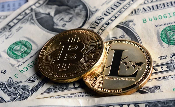 Bitcoin і Litecoin над долар банкнот. — стокове фото