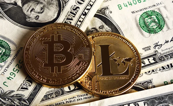 Bitcoin och Litecoin över dollar sedlar. — Stockfoto