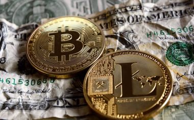 Bitcoin ve Litecoin Doları banknot üzerinde.