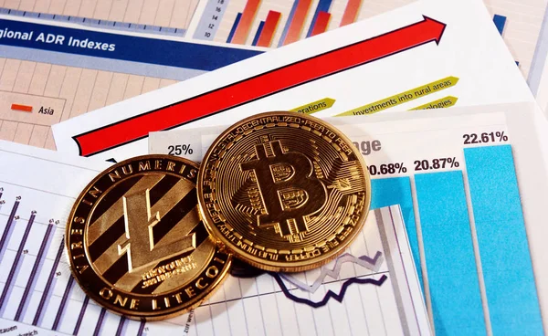 Bitcoin ve litecoin artış grafik üzerinde — Stok fotoğraf