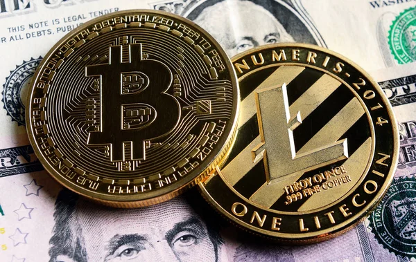 Bitcoin y Litecoin sobre billetes de dólar . —  Fotos de Stock