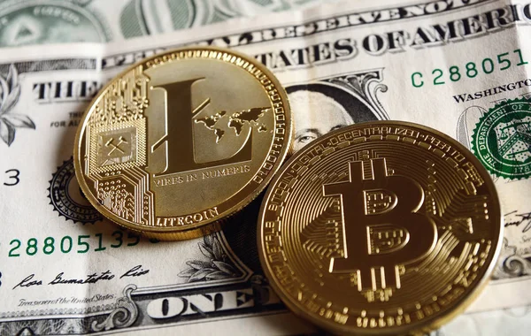 Bitcoin och Litecoin över dollar sedlar. Royaltyfria Stockbilder