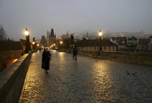 Charles Köprüsü sabah ışıkları.