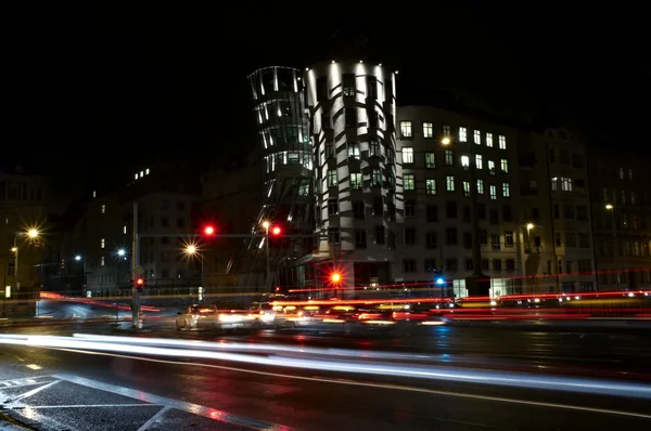 Prag'da gece trafik.