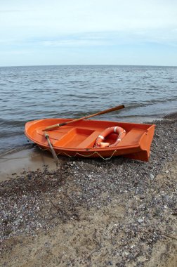 can kurtaran sandalı sahilde.