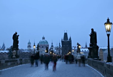 Noel öncesi akşam Prag. Prag'da kar.