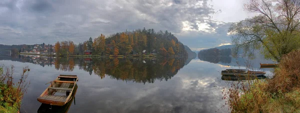 Sonbaharda bir Nehri Vltava tekne. 