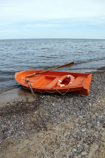 can kurtaran sandalı sahilde.