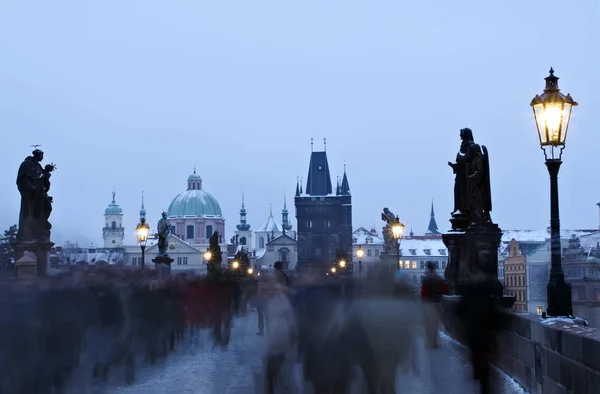 Noel öncesi akşam Prag. Prag'da kar.