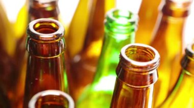 Parlak kırmızı ve yeşil boyunlu şişe, üstten görünüm