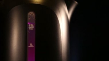 Elektrikli su ısıtıcısı, ölçülen işareti su seviyesi kırmızı renk - kaynar bir işaret