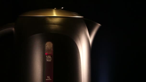 Електричний чайник, виміряний знак рівня води червоного кольору - знак кипіння — стокове відео