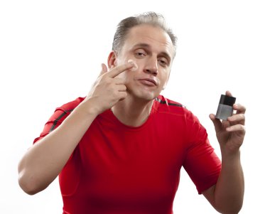 Olgun adam bir adamın kremi kırışıklık karşı uygulamaya yansımıştır