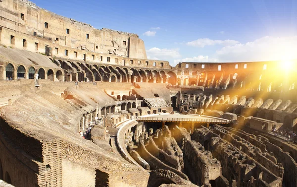Zonsondergang over het antieke Colosseum. Rome. Italië — Stockfoto