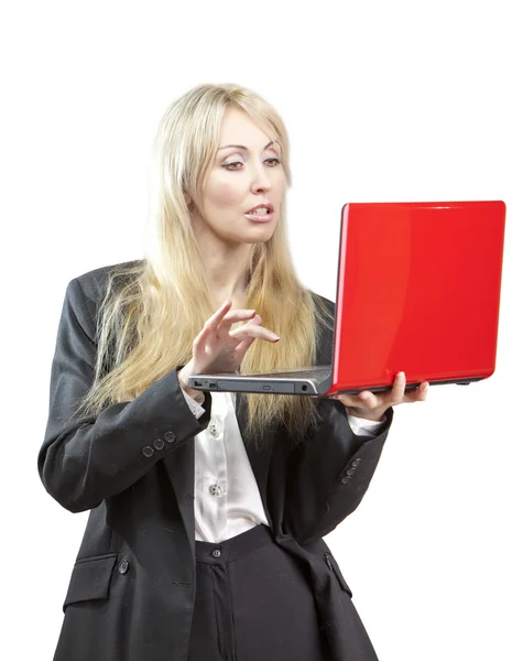 La rubia en el traje de trabajo con el portátil rojo — Foto de Stock