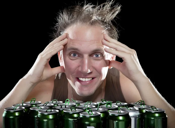 El hombre feliz y borracho cerca de frascos de cerveza vacíos — Foto de Stock