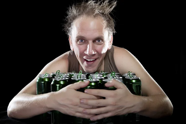 A boldog részeg ember közelében üres sört üvegekbe — Stock Fotó