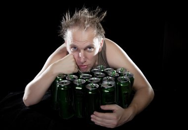 Hangover.The sarhoş adam ve boş bira kutuları çok