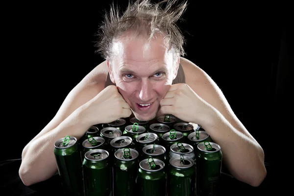 El hombre feliz y borracho cerca de frascos de cerveza vacíos — Foto de Stock