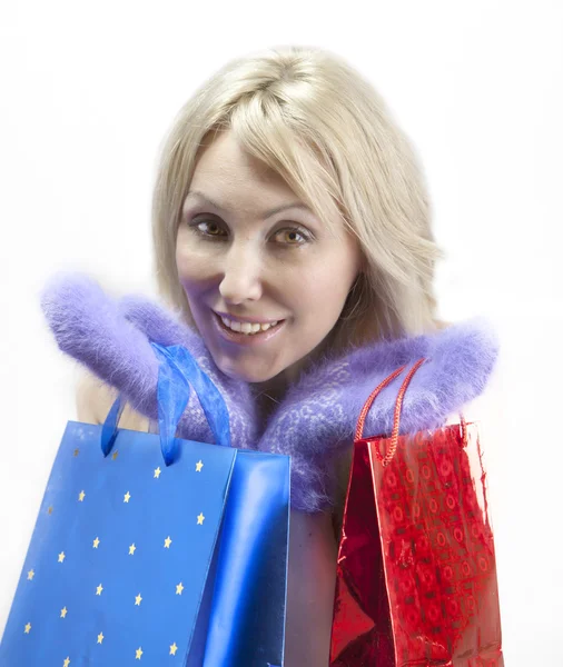 Den unga kvinnan i ljusa vantar med eleganta paket jublar vinter försäljning — Stockfoto