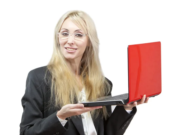 Kırmızı dizüstü bilgisayar ile iş takım elbiseli sarışın — Stok fotoğraf