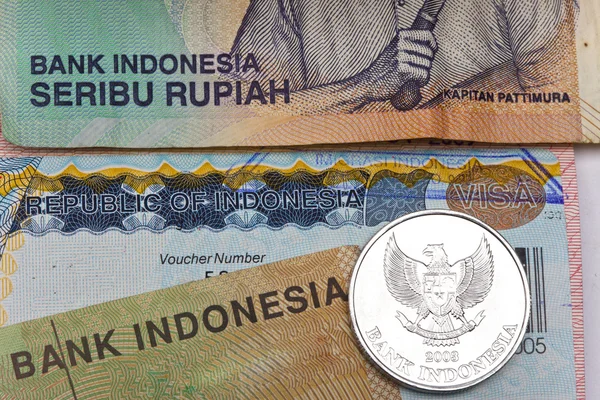 El visado de Indonesia en el pasaporte y las rupias indonesias, primer plano — Foto de Stock