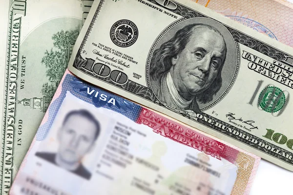 Le visa américain à la page du passeport international russe et les dollars américains — Photo