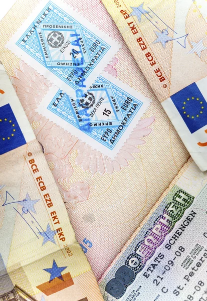 Het Schengen visum van Griekenland op de pagina van het paspoort en de euro — Stockfoto