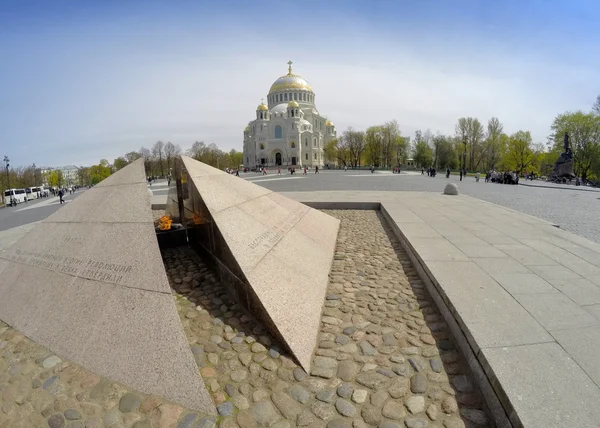 Revolutionary memorial - quenchless flame at Yakornaya square and Orthodox Naval cathedral of St. Nicholas in Kronshtadt, Saint-petersburg Russia — Stock Photo, Image