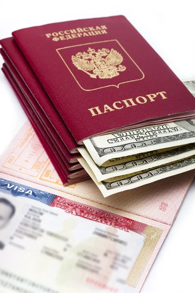 Le visa américain à la page du passeport international russe et les dollars américains — Photo