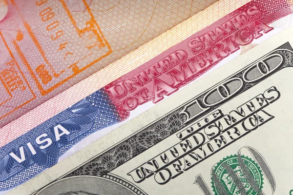 Американская виза на странице заграничного паспорта и долларов США, крупный план — стоковое фото