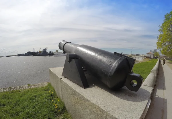 Canhão de batalha, arma de artilharia antiga no passeio de Kronstadt. São Petersburgo, Rússia — Fotografia de Stock