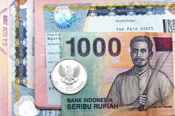パスポートとインドネシアのルピーのインドネシアのビザ — ストック写真