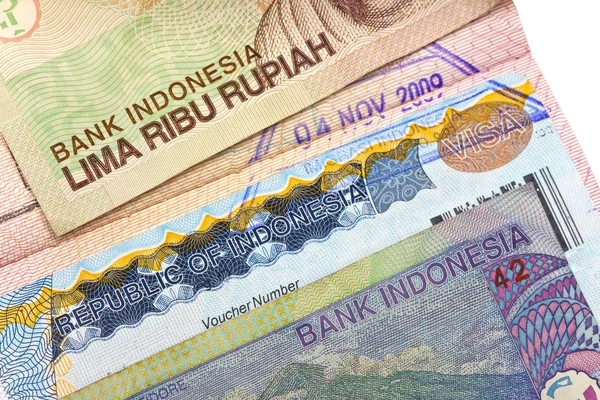 Il visto dell'Indonesia nel passaporto e le rupie indonesiane, closeu — Foto Stock