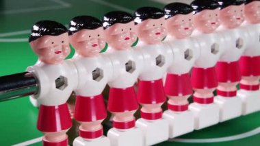 oyuncak Futbol oyuncular üst üste stand ve üç düşmüş ve yalan