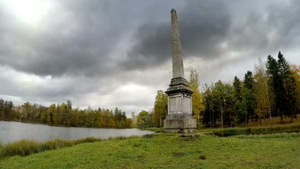 Zamračený podzimní den nad jezerem. Rusko — Stock video