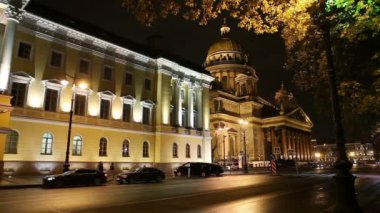 St. Petersburg, Rusya Federasyonu -24 Ekim, 2015: gece 24 Ekim 2015 yılında St. Petersburg şehir merkezinde ve St Isaacs Isaakievsky Katedrali sokak
