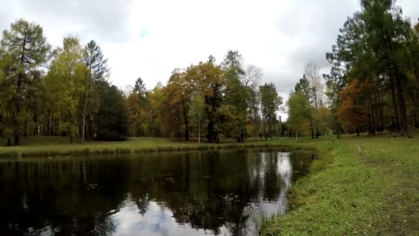 Dia de outono nublado sobre o lago. Rússia — Vídeo de Stock