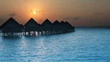 Maldivler. kazık su zaman batımında evler