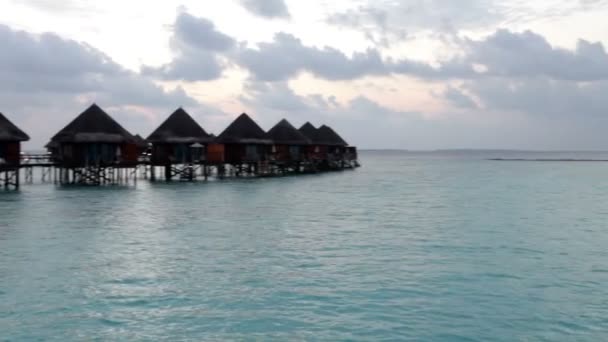 Ostrov v oceánu, postavená vily, — Stock video