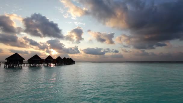 Maldive. case su mucchi sull'acqua al tramonto del tempo — Video Stock