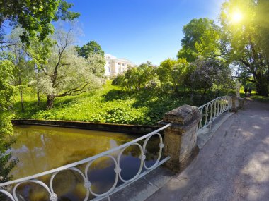 At-adamları ve Pavlovsk Palace, 18. yüzyıl, St. Petersburg, Rusya Federasyonu Pavlovsk parkta Köprüsü