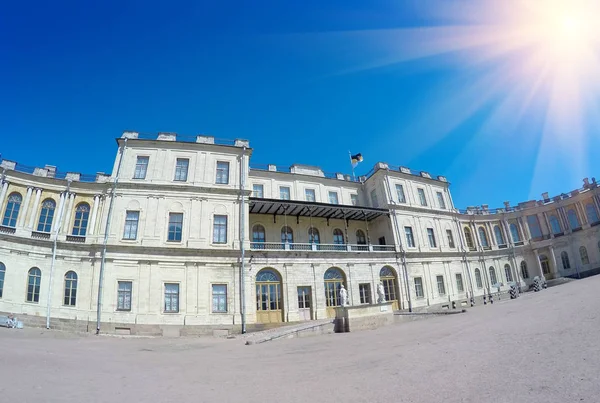 Praça em frente ao palácio. Gatchina. São Petersburgo. Rússia — Fotografia de Stock