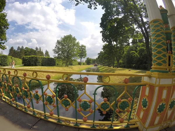 Petit pont chinois (1786) dans le parc Alexander à Pouchkine (Tsarskoïe Selo), près de Saint-Pétersbourg — Photo